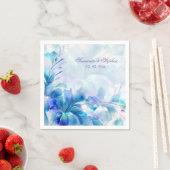 Abstracte bloemachtergrond blauw en wit monogram servetten (Insitu)