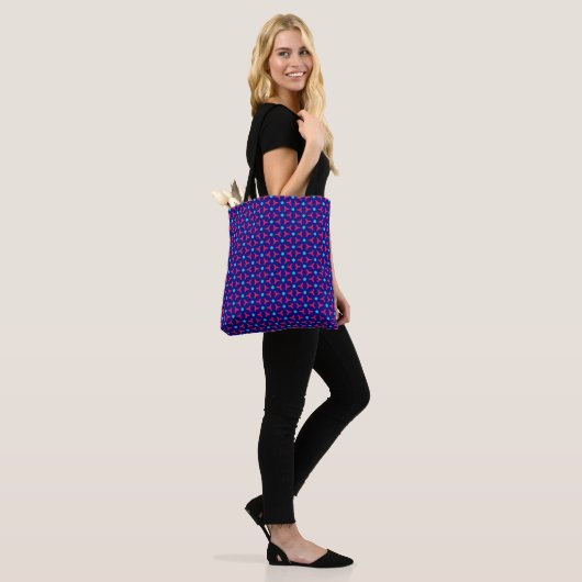 Abstracte bloemblauw en roze canvas tas (Op model)