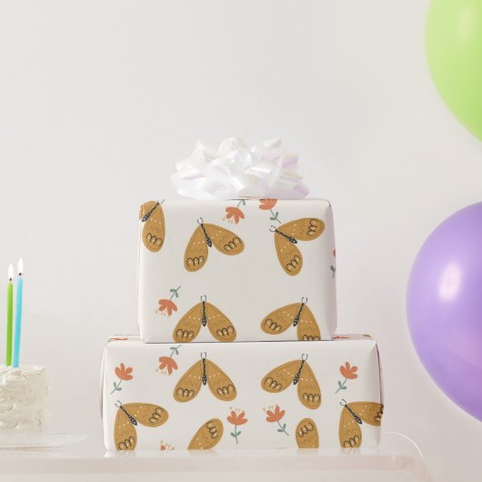 abstracte bloemen en vlinder op zachtgele boho cadeaupapier (Feestgeschenken)