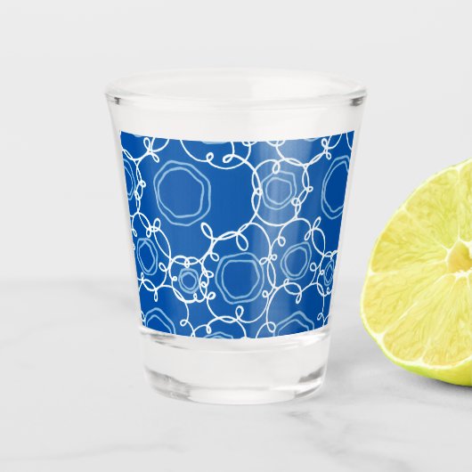 ABSTRACTE BLOEMMOTIEF IN KONINKLIJK BLUW SHOT GLAS (Voorkant)