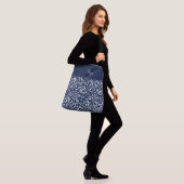 Abstracte bloemsierkunst laat achtergrond achter crossbody tas (Op model)