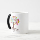 Abstracte boom met wortels en kleurrijke bladeren. magische mok (Voorkant links)