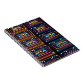 Abstracte cassettebandneonretro-muziek van backgro notitieboek (Rechterzijde)