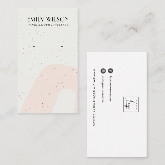 ABSTRACTE CERAMIC BLUSH PEACH STUD EARRING DISPLAY VISITEKAARTJE (Voorkant / Achterkant)
