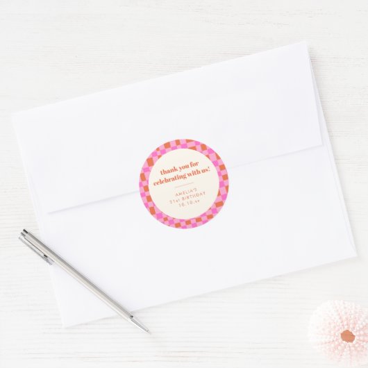 Abstracte Checker Pink Custom 21st Verjaardag Beda Ronde Sticker (Envelop)