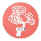 Abstracte cirkelboom en naam op levend koraal keramische knop (Voorkant)