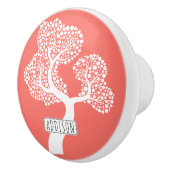 Abstracte cirkelboom en naam op levend koraal keramische knop (Rechts)