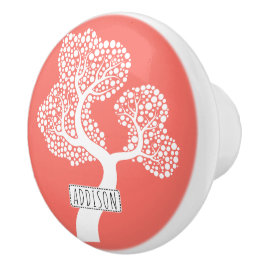 Abstracte cirkelboom en naam op levend koraal keramische knop