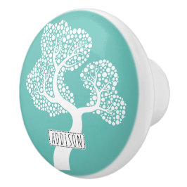 Abstracte cirkelboom en naam op licht blauwgroen keramische knop