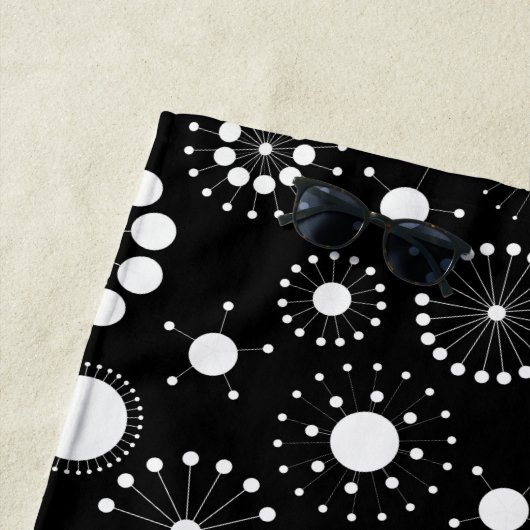 Abstracte cirkels zwart-wit strandlaken (In situ)