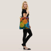 Abstracte concentrische cirkels in levendig multic tote bag (Op model)