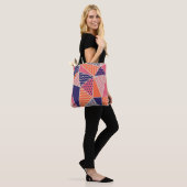 Abstracte driehoeken: geometrische achtergrond tote bag (Op model)