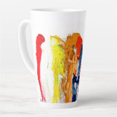 Abstracte expressie van menselijke figuren in bewe latte mok (Linkerhoek)