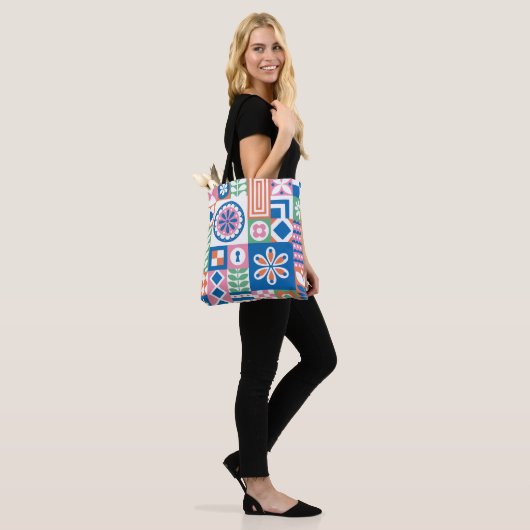 Abstracte florale kaart. Naadloos folklore-patroon Tote Bag (Op model)