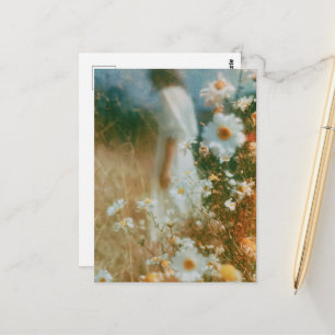 Abstracte fotografie vrouw in een veld met wilde b briefkaart