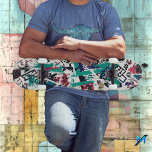 Abstracte geometrie met gewaagde graffiti-elemente persoonlijk skateboard<br><div class="desc">Dit skateboardontwerp heeft een levendige mix van op graffiti geïnspireerde geometrische vormen en expressieve penseelstreken in blauwgroen, rood en zwart op een strakke witte achtergrond. De gelaagde, chaotische elementen en abstracte symbolen creëer vormen een opvallend beeld dat stadsenergie combineert met een moderne kunstvibe. Ideaal voor skaters die houden van unieke...</div>