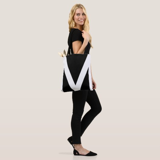 Abstracte geometrische vorm in zwart-wit tote bag (Op model)