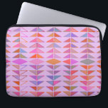 Abstracte geometrische vormen in lavender Paars Laptop Sleeve<br><div class="desc">Een leuk geometrisch schilderij van kleurrijke abstracte driehoekvormen op een schattige lavenaarsachtergrond.</div>