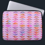 Abstracte geometrische vormen in lavender Paars Laptop Sleeve<br><div class="desc">Een leuk geometrisch schilderij van kleurrijke abstracte driehoekvormen op een schattige lavenaarsachtergrond.</div>