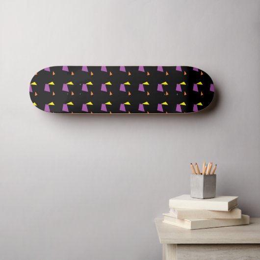 Abstracte geometrische vormen op zwart persoonlijk skateboard (Muurkunst (Horizontaal))