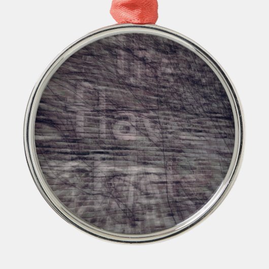 Abstracte Ghost-aanmelding bij Brick Building Metalen Ornament (Voorkant)