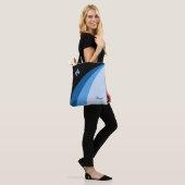 Abstracte golven in blauwe tinten en fleur de lis tote bag (Op model)