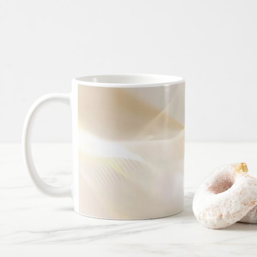 Abstracte gouden golven op wit koffiemok (Met donut)