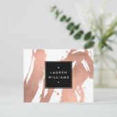 Abstracte goudpenseelstreken van Roos op wit Briefkaart (Staand voorkant)