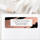 Abstracte goudpenseelstreken van Roos op zwart Etiket (Insitu)