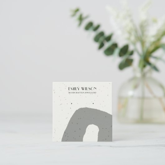 ABSTRACTE GRAY CERAMIC TEXTURE STUD EARRING DISPLA VIERKANTE VISITEKAARTJE (Staand voorkant)