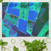 Abstracte groene weidedelen en blauwe hemel, in de theedoek (Gevouwen)