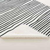 Abstracte horizontale lijnen_zwart sherpa deken (3/4)