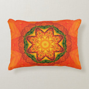 Abstracte kaleidoscoop oranje achtergrond. prachti accent kussen