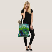Abstracte kalksteen in Lime Greens en Blues Tote Bag (Op model)