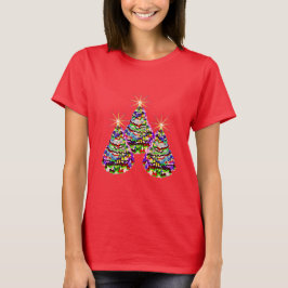 Abstracte kerstbomen ontwerpen op rood t-shirt
