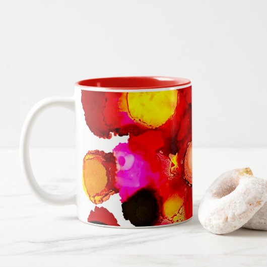 Abstracte kleur rood en roze tweekleurige koffiemok (Met donut)