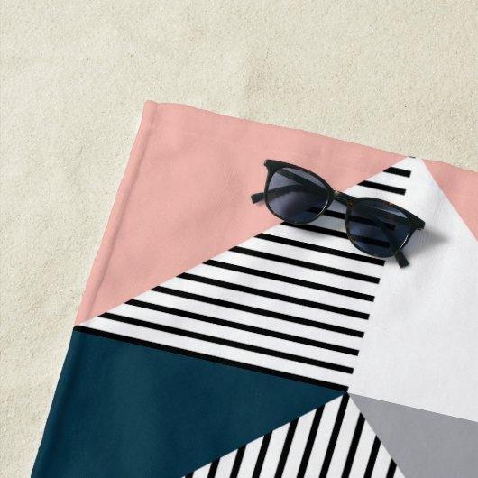 Abstracte kleurrijke geometrie strandlaken (In situ)