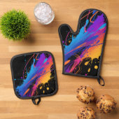 Abstracte kleurrijke verfspetterachtergrond ovenwant & pannenlap set (Top down)