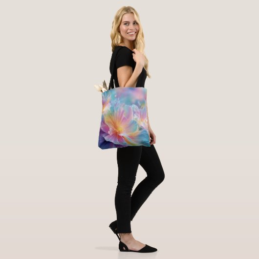 Abstracte kosmische bloemexplosie in pastel tote bag (Op model)