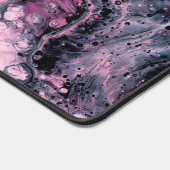 Abstracte kunst met acrylverf giet roze bureaumat (Hoek)