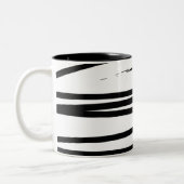 Abstracte kunst met moderne zwarte en witte lijnen tweekleurige koffiemok (Links)