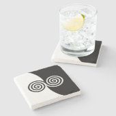 Abstracte kunst met spiralen in zwart-wit stenen onderzetter (Zijkant)