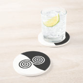 Abstracte kunst met spiralen in zwart-wit zandsteen onderzetter (Zijkant)