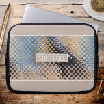 Abstracte kunstglazen Stippen Technische ontwerpla Laptop Sleeve<br><div class="desc">Een moderne laptophoes met een abstract kunstglazen stip in blauw,  grijs en beige. Het boven- en onderste beige gebied zijn optioneel,  evenals de tekst- en tekstachtergrond.</div>