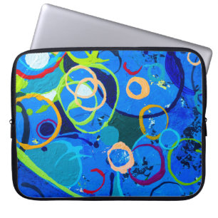 Abstracte kunstolie en acrylkleurstof op een blik laptop sleeve