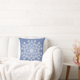 Abstracte Lacy Fractal Snowflake op blauwe achterg Kussen