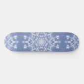 Abstracte Lacy Fractal Snowflake op blauwe achterg Persoonlijk Skateboard (Horizontaal)