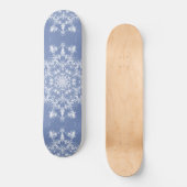 Abstracte Lacy Fractal Snowflake op blauwe achterg Persoonlijk Skateboard (Voorkant)