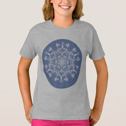 Abstracte Lacy Fractal Snowflake op blauwe achterg T-shirt (Voorkant)