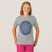 Abstracte Lacy Fractal Snowflake op blauwe achterg T-shirt (Voorkant volledig)